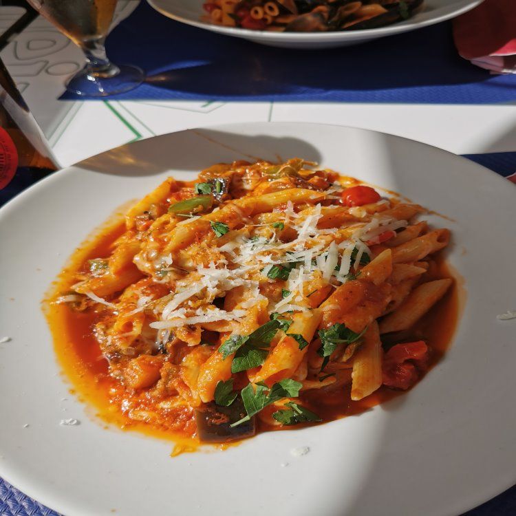 La Bella Napoli Alaior plato de macarrones con tomate